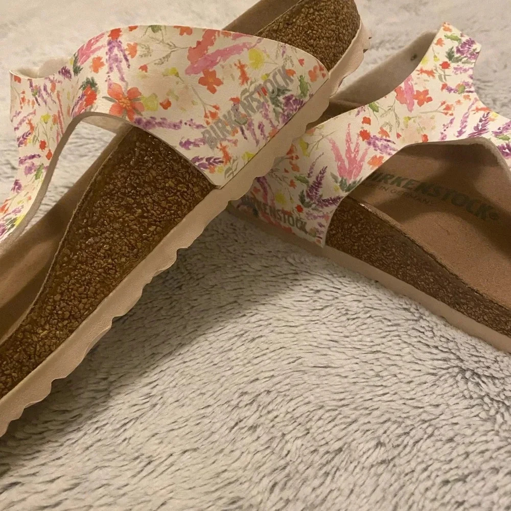 Birkenstock Gizeh vegan leather floral print sandals size 37. - Picture 3 of 8